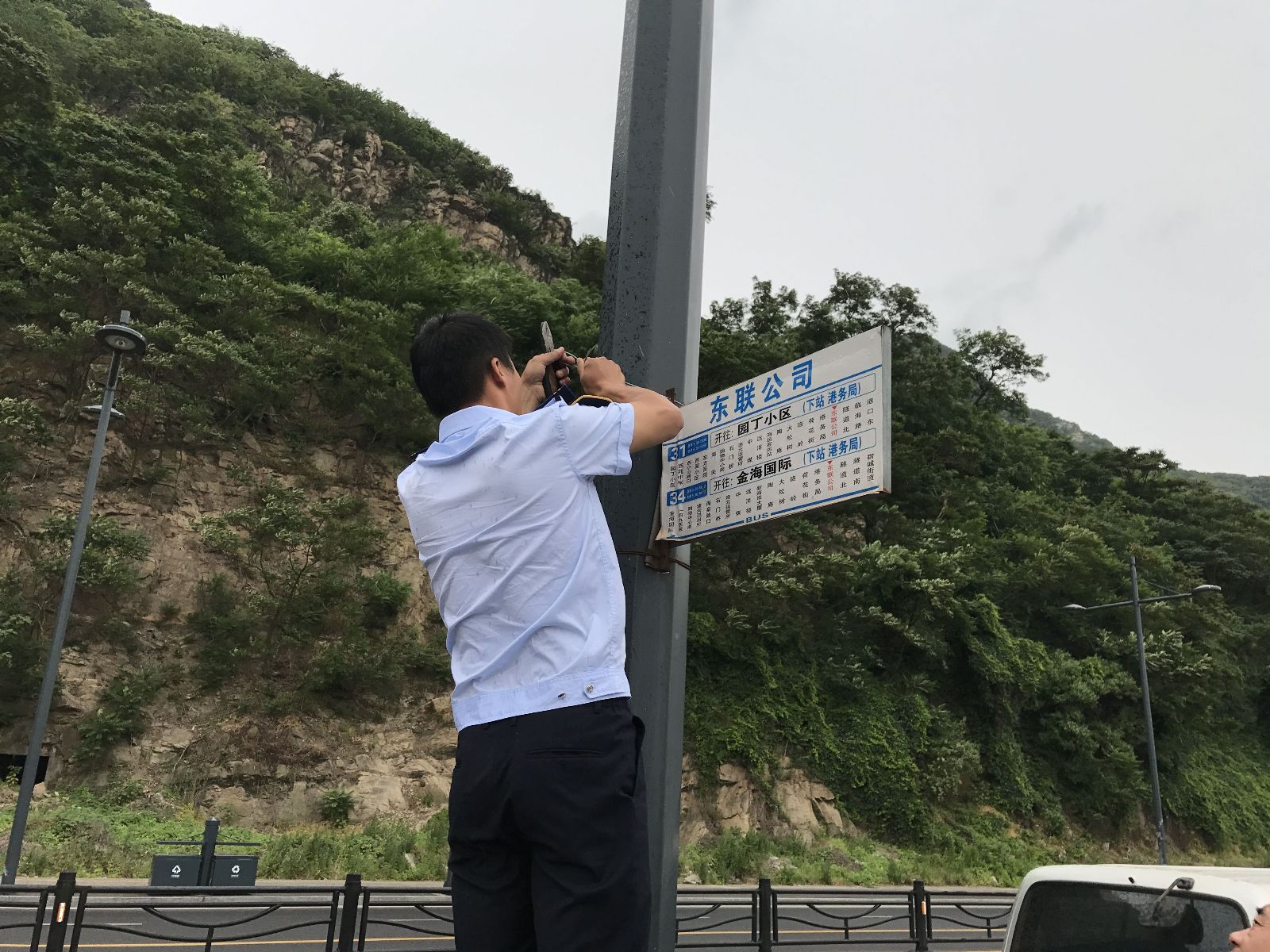 公交东部公司及时修复站牌 为文明城市建设助力